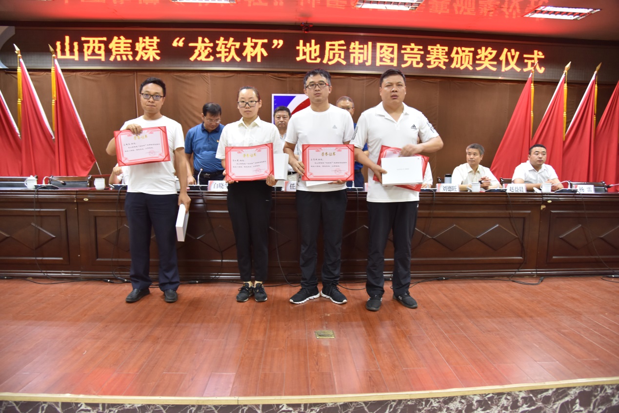 頒發二等獎.jpg 頒發二等獎.jpg